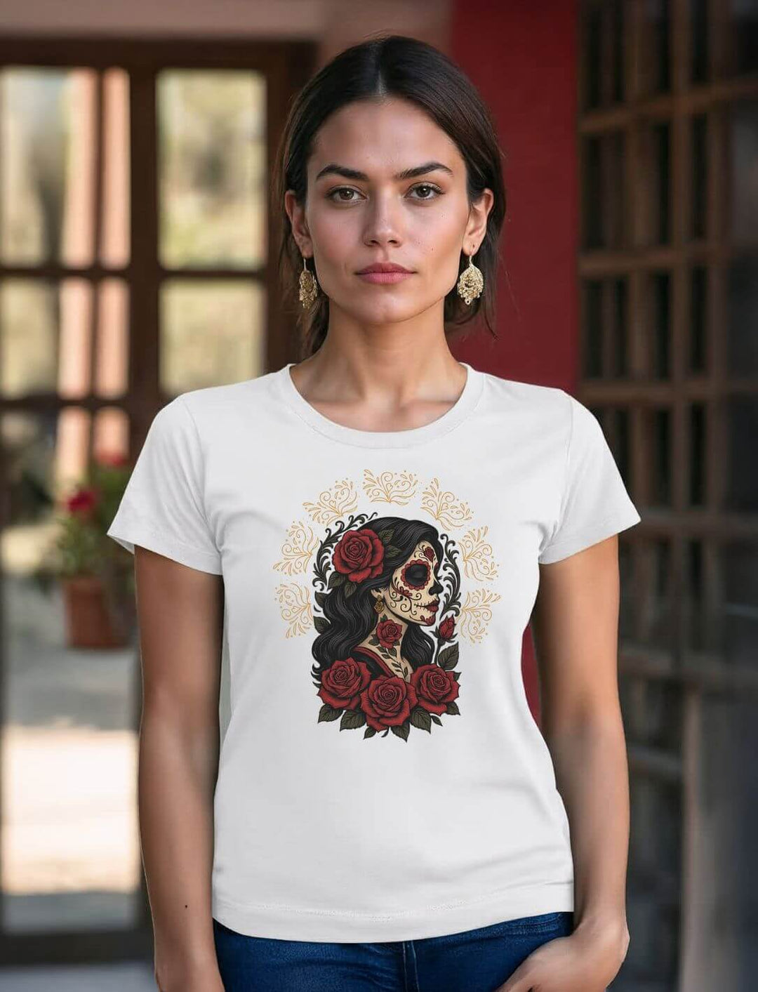 rau trägt weißes Damen Organic Shirt „Catrina de las Rosas“ – ikonisches Motiv inspiriert von Mexicos La Catrina und roten Rosen