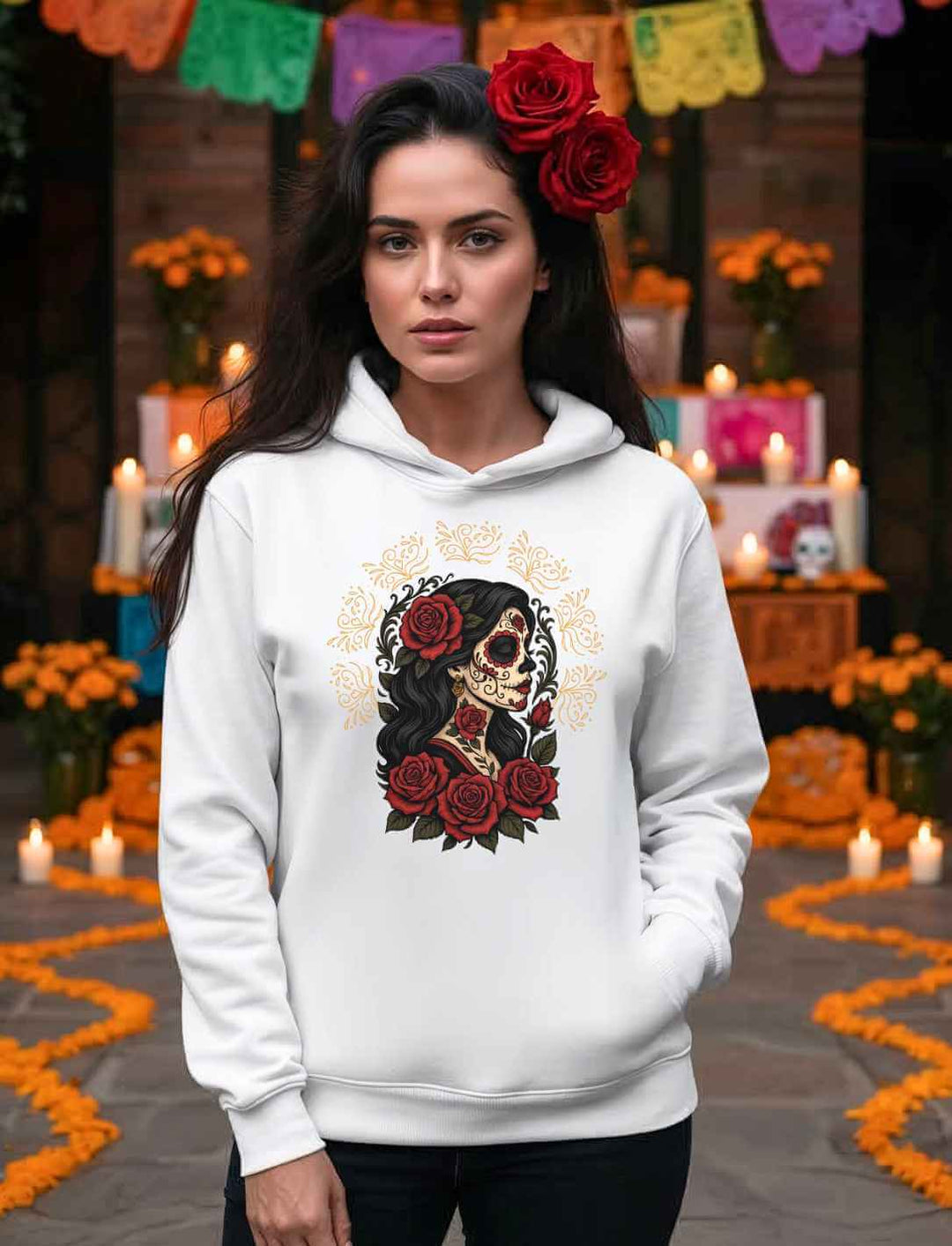 Junge Frau trägt weißen Organic Hoodie „Catrina de las Rosas“ –  mit Rosen, inspiriert von mexikanischen Traditionen.