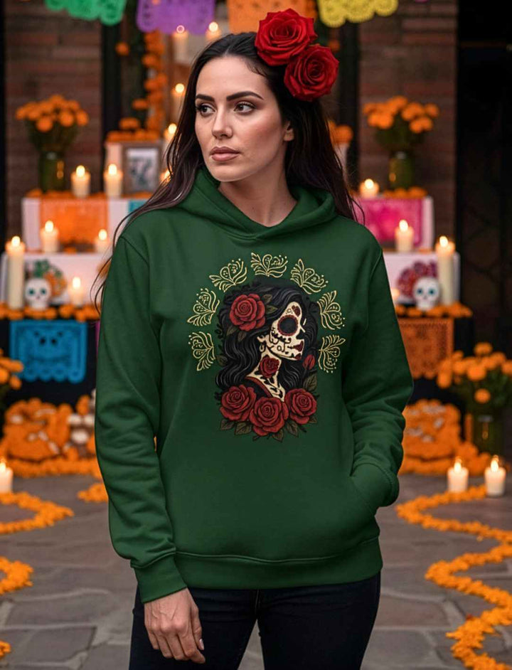 rau trägt Bottle Green Organic Hoodie „Catrina de las Rosas“ – La Catrina mit Rosen, inspiriert von Mexico und dem Día de los Muertos