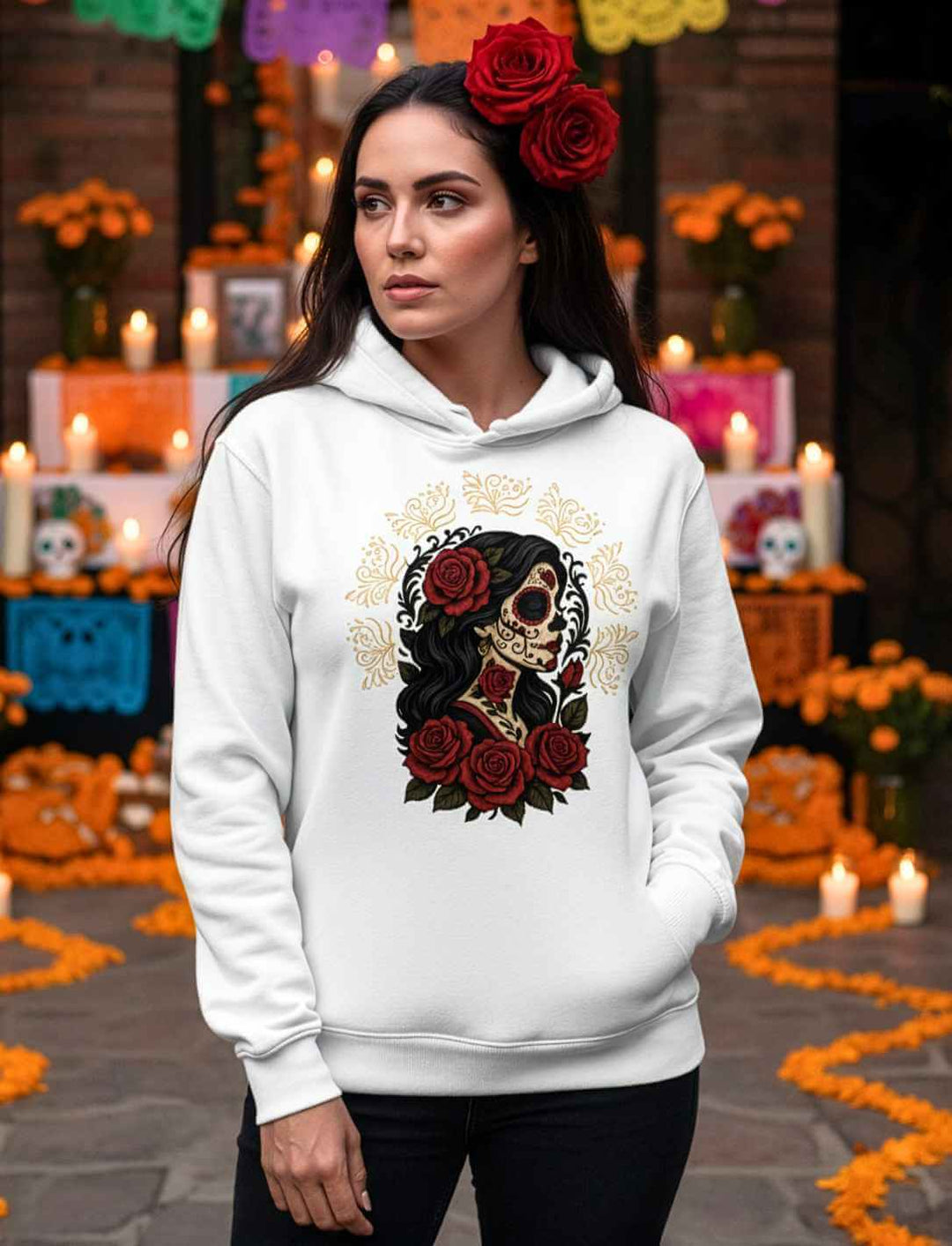Frau trägt weißen Organic Hoodie „Catrina de las Rosas“ – La Catrina mit Rosen, inspiriert von mexikanischen Traditionen und dem Día de los Muertos