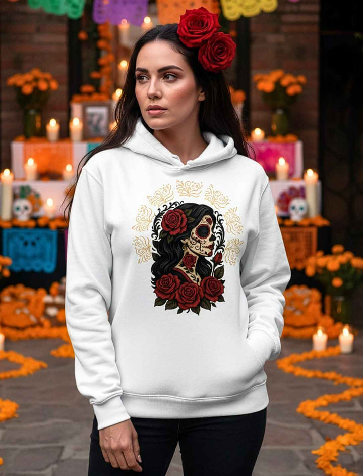 Frau trägt weißen Organic Hoodie „Catrina de las Rosas“ – La Catrina mit Rosen, inspiriert von mexikanischen Traditionen und dem Día de los Muertos