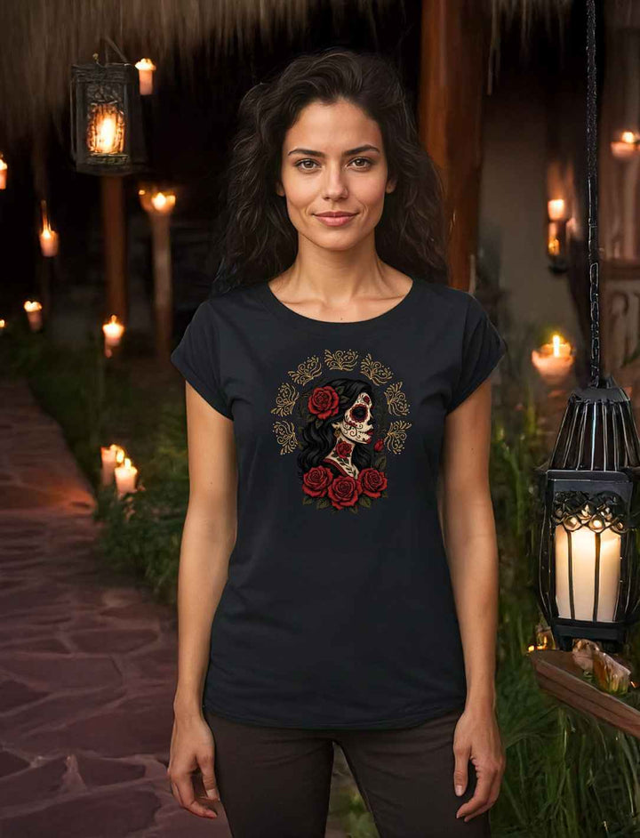 Frau trägt schwarzes Damen Long Fit Shirt „Catrina de las Rosas“ – inspiriert von La Catrina, roten Rosen und der Magie mexikanischer Nächte