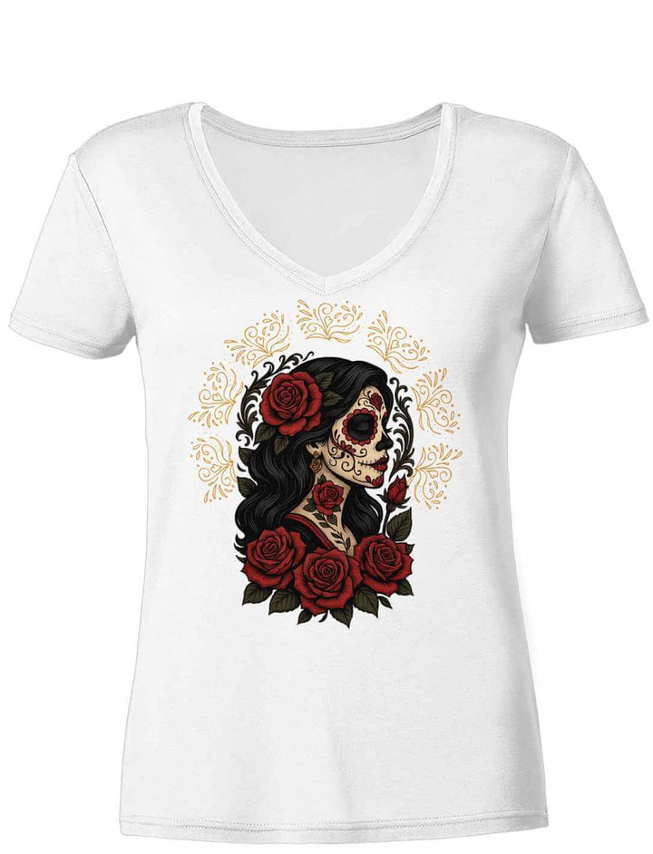 Weißes Damen V-Neck Shirt „Catrina de las Rosas“ – kunstvolles Motiv von La Catrina mit Rosen, Sinnbild für Vergänglichkeit und Schönheit