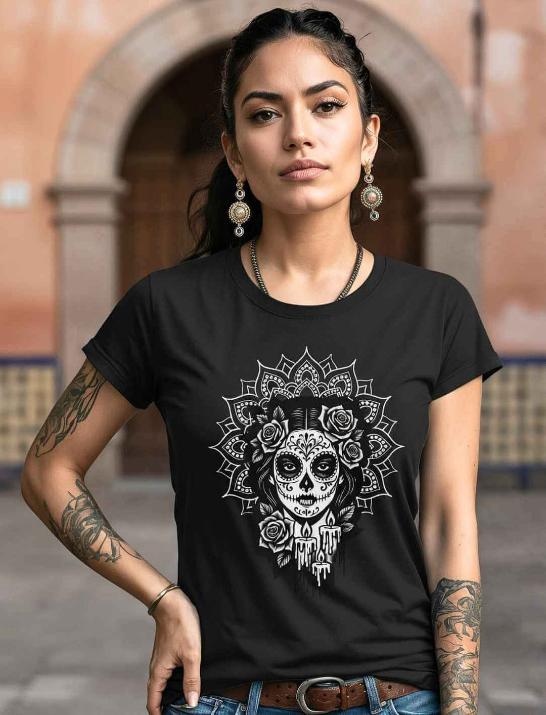 Frau trägt Damen Organic Shirt „Catrina de las Sombras“ in Schwarz – inspiriert vom Día de los Muertos, mit kunstvollem Catrina-Motiv, Rosen und Kerzen.