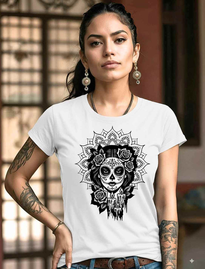 Frau trägt Damen Organic Shirt „Catrina de las Sombras“ in Weiß – mexikanisches Catrina-Design voller Symbolik und Tradition.