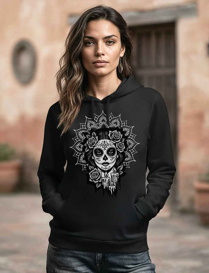 Frau trägt schwarzen Unisex Organic Hoodie „Catrina de las Sombras“ – inspiriert von Mexico, Día de los Muertos und La Catrina