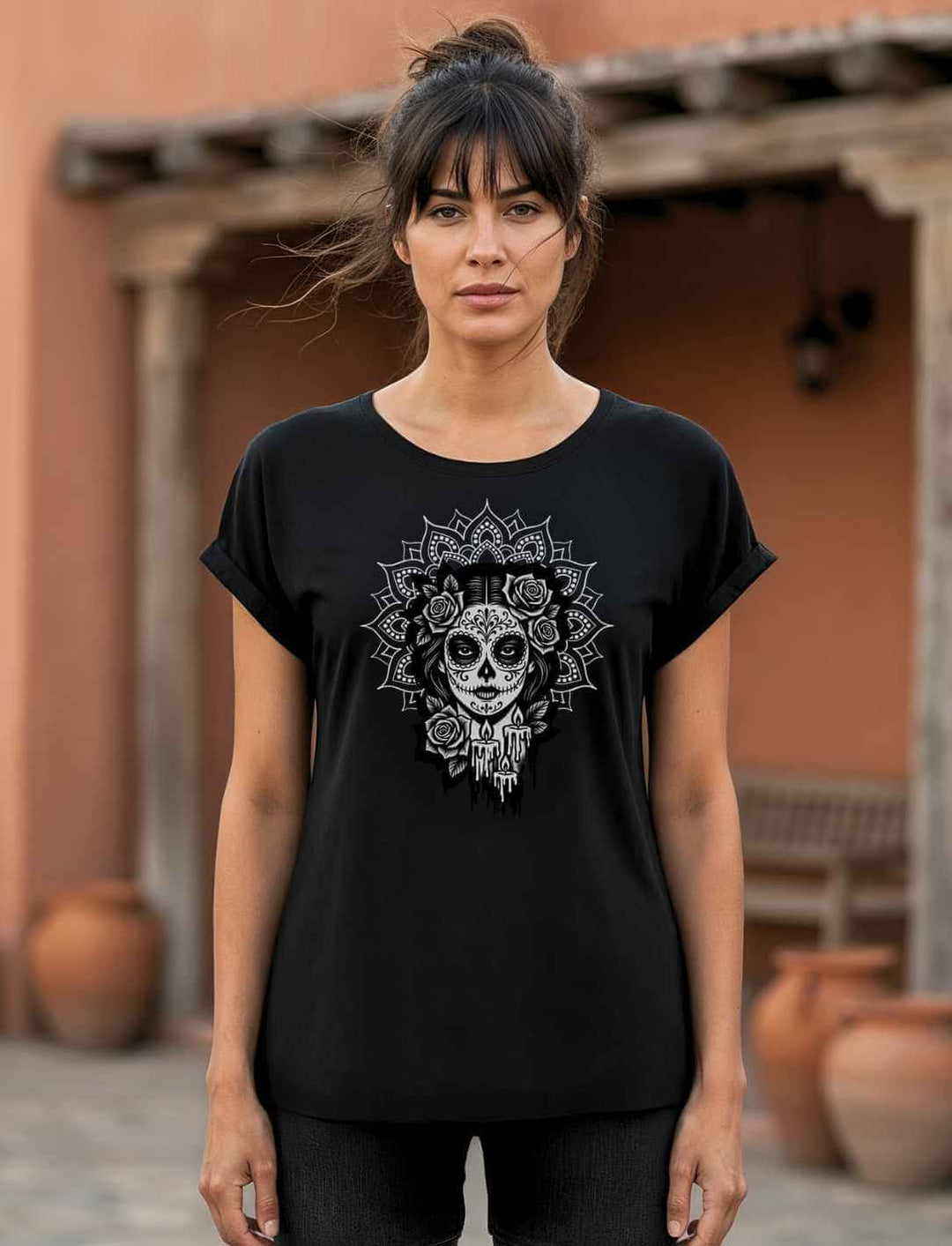 Frau trägt schwarzes Damen Longfit Shirt „Catrina de las Sombras“ – inspiriert von Mexico, Día de los Muertos und La Catrina