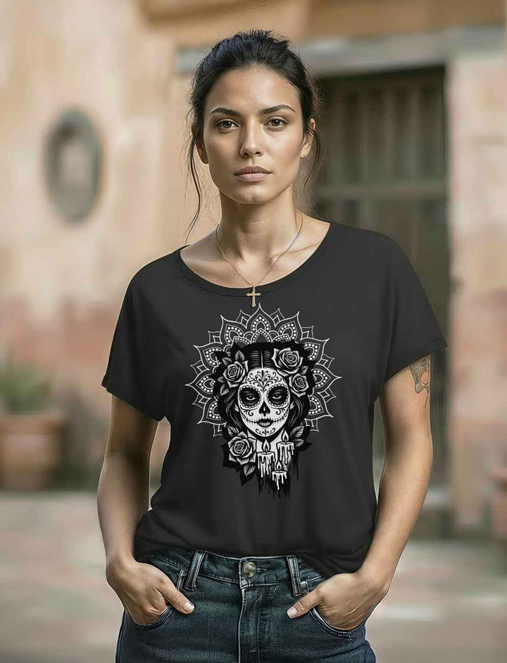 Frau trägt schwarzes Damen Relaxed Shirt „Catrina de las Sombras“ – inspiriert von Mexico, Día de los Muertos und La Catrina