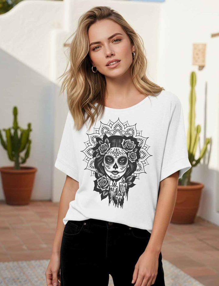 Frau trägt weißes Damen Relaxed Shirt „Catrina de las Sombras“ – inspiriert von Mexico, Día de los Muertos und La Catrina