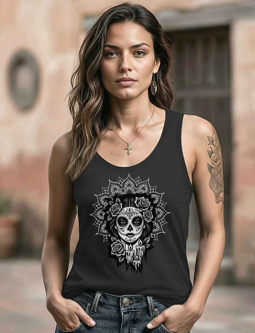 Frau trägt schwarzes Damen Tanktop „Catrina de las Sombras“ – inspiriert von Mexico, Día de los Muertos und La Catrina