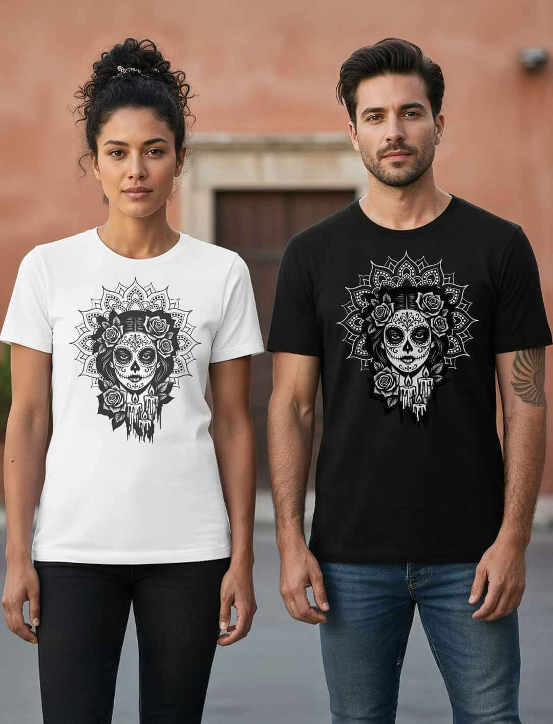 Frau und Mann tragen Unisex Organic Shirts „Catrina de las Sombras“ in Weiß und Schwarz – inspiriert von Mexico, Día de los Muertos und La Catrina