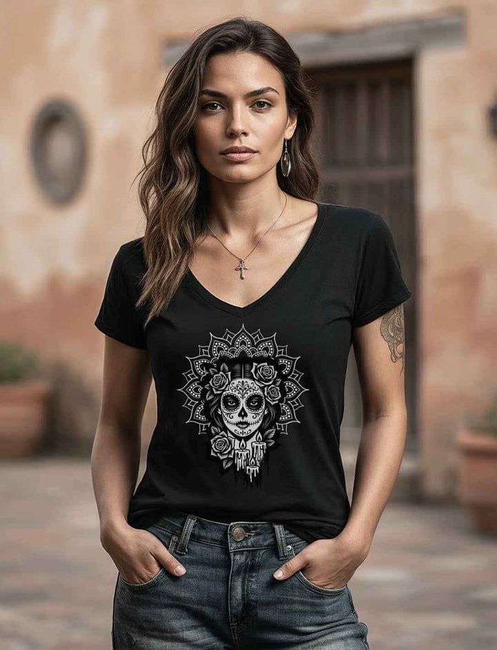 Frau trägt schwarzes Damen V-Neck Shirt „Catrina de las Sombras“ – inspiriert von Mexico, Día de los Muertos und La Catrina