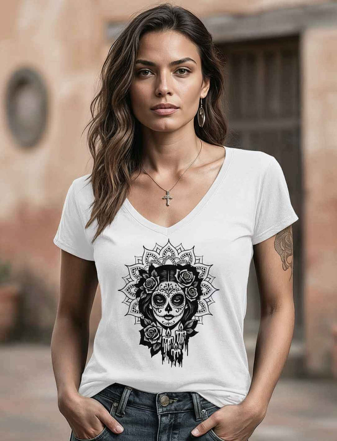 Frau trägt weißes Damen V-Neck Shirt „Catrina de las Sombras“ – inspiriert von Mexico, Día de los Muertos und La Catrina