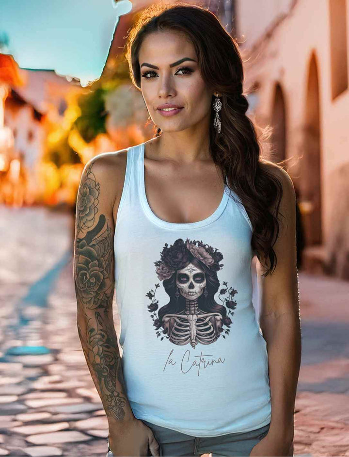Frau trägt Catrina Deluxe Damen Tank Top in Weiss – Día de los Muertos inspiriertes Design, lässig und stilvoll kombiniert