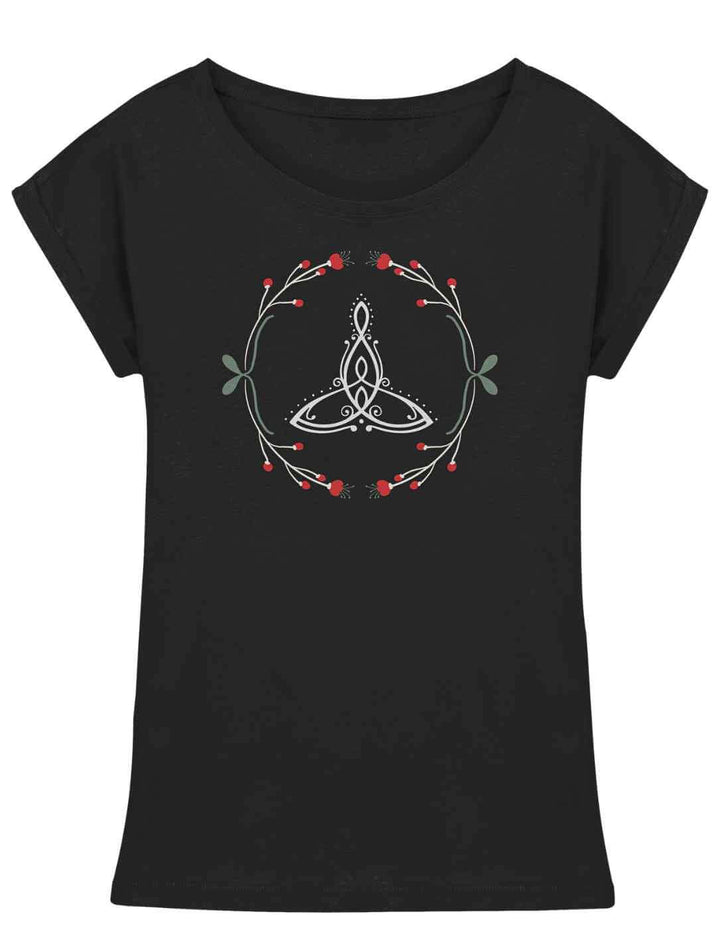 Das Celtic Mother Extended Shoulder Tee in tiefem Schwarz â das keltische Triquetra-Symbol, umrahmt von zarten Ranken und roten Beeren, strahlt Kraft und Schutz aus.