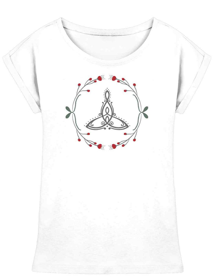 Das Celtic Mother Extended Shoulder Tee in reinem WeiĂ â das Symbol der unerschĂŒtterlichen Liebe zwischen Mutter und Kind, sanft verziert mit Naturmotiven, wirkt wie ein Amulett des Schutzes.