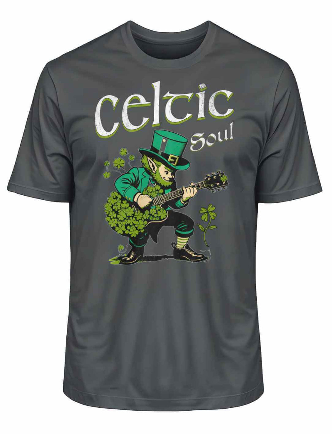 Celtic Soul T-Shirt in India Ink Grey, flach ausgebreitet, mit dem lebendigen Leprechaun- und Gitarren-Design, auf weißem Untergrund.