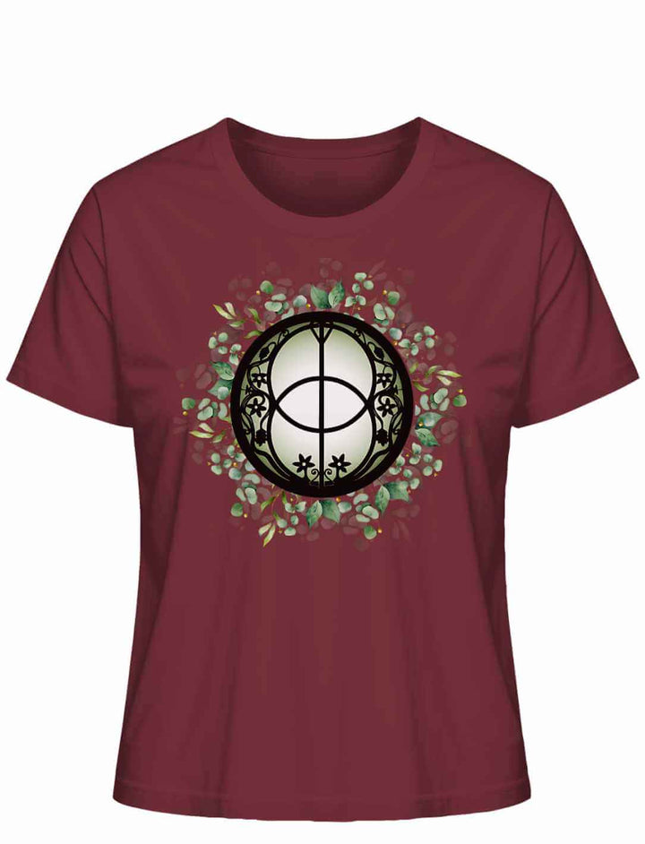 Chalice Well T-Shirt in Burgund auf weißem Hintergrund – inspiriert von der Quelle in Glastonbury, Sinnbild für Verbindung und Harmonie