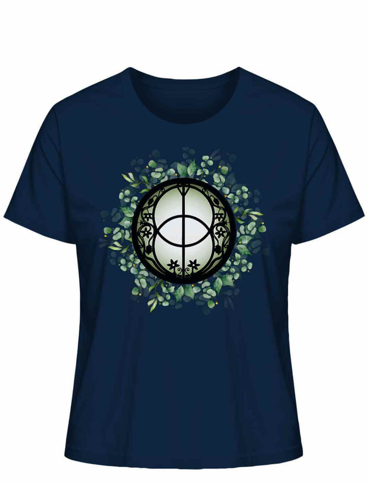 Chalice Well T-Shirt in French Navy auf weißem Hintergrund – inspiriert von der magischen Heilquelle von Glastonbury, Symbol für Weisheit und Frieden