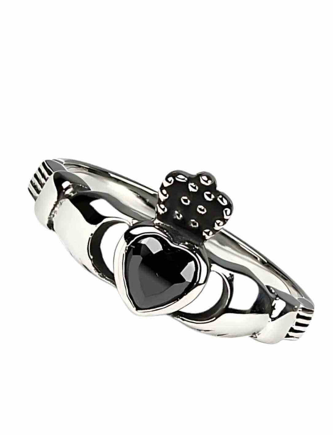 Claddagh Ring aus Edelstahl mit schwarzem Herzstein – Symbol für Liebe, Freundschaft und Treue, fotografiert auf weißem Hintergrund.