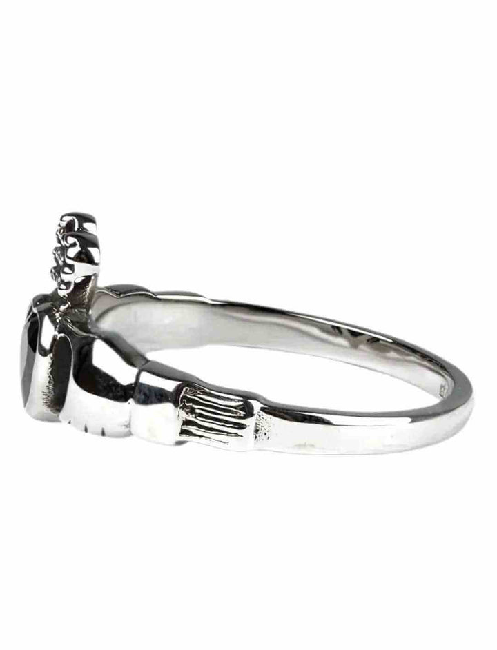 Claddagh Ring aus Edelstahl mit schwarzem Herzstein – seitliche Ansicht, perfekt für symbolträchtige Geschenke.