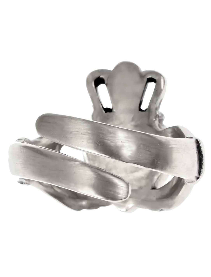 Claddagh Ring der Treue – Rückseite des Liebes- und Freundschaftsrings aus echt versilberter Bronze, verstellbare Ringschiene sichtbar auf weissem Hintergrund