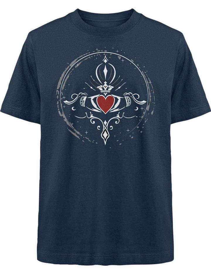 Heavy Oversized Shirt in French Navy mit Claddagh-Motiv auf weißem Hintergrund.