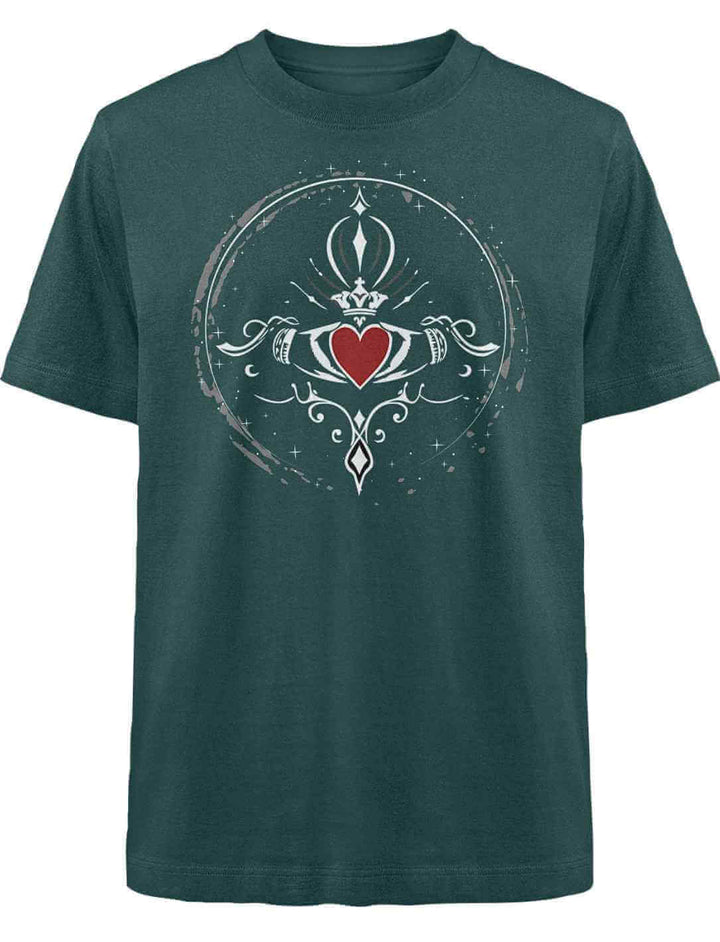 Heavy Oversized Shirt in Glazed Green mit Claddagh-Motiv auf weißem Hintergrund.