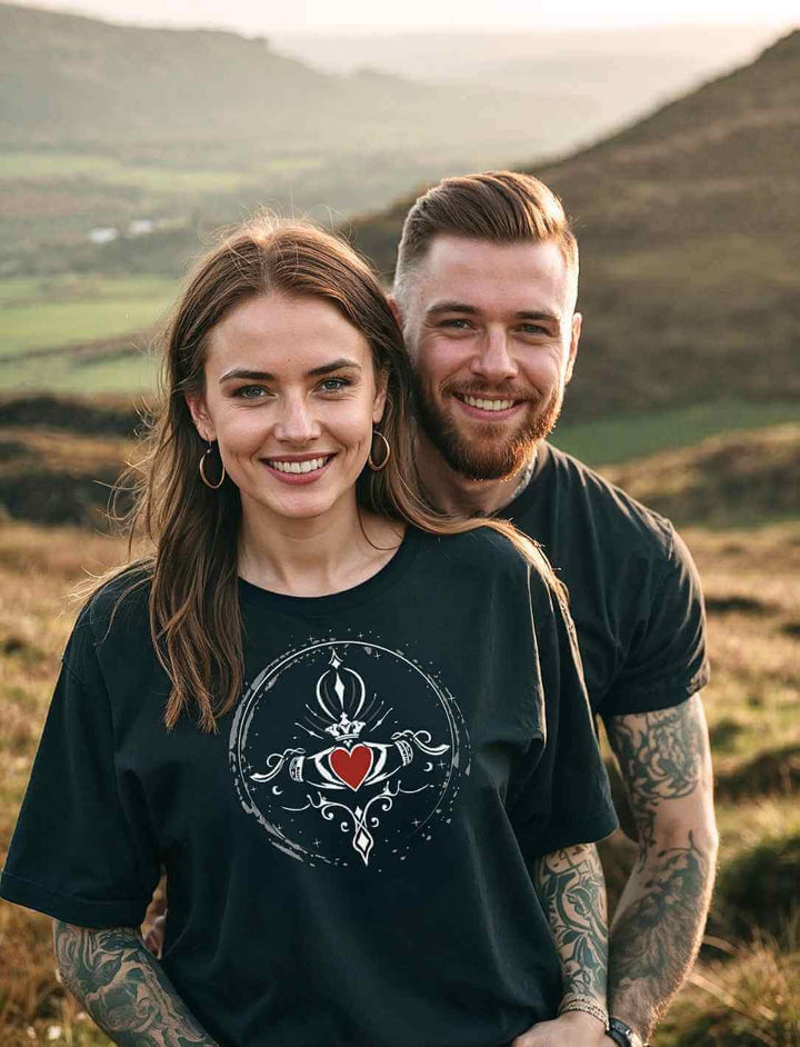 Modell trägt Heavy Oversized Shirt mit Claddagh-Motiv in einer natürlichen Landschaft.