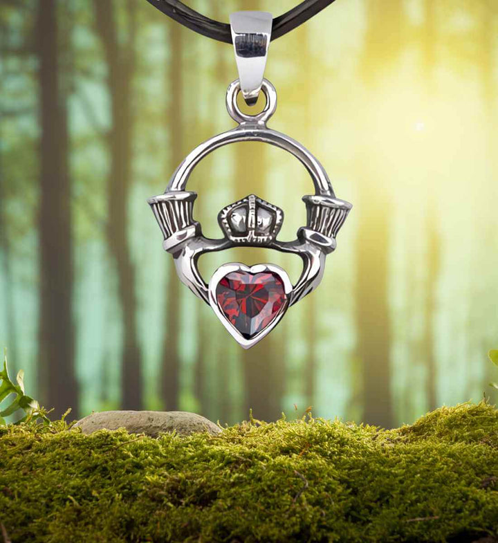 Claddagh of Eternity Medaillon aus Sterling Silber eingebettet in Wald- und Moosumgebung – Runental.de