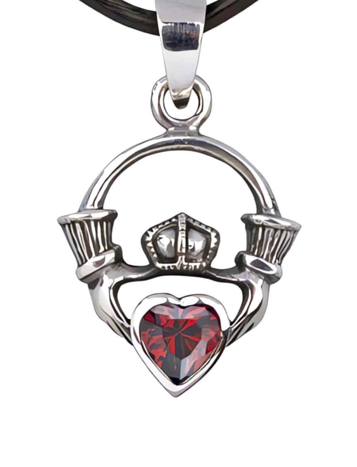 Claddagh of Eternity Medaillon aus Sterling Silber auf weißem Hintergrund – Runental.de