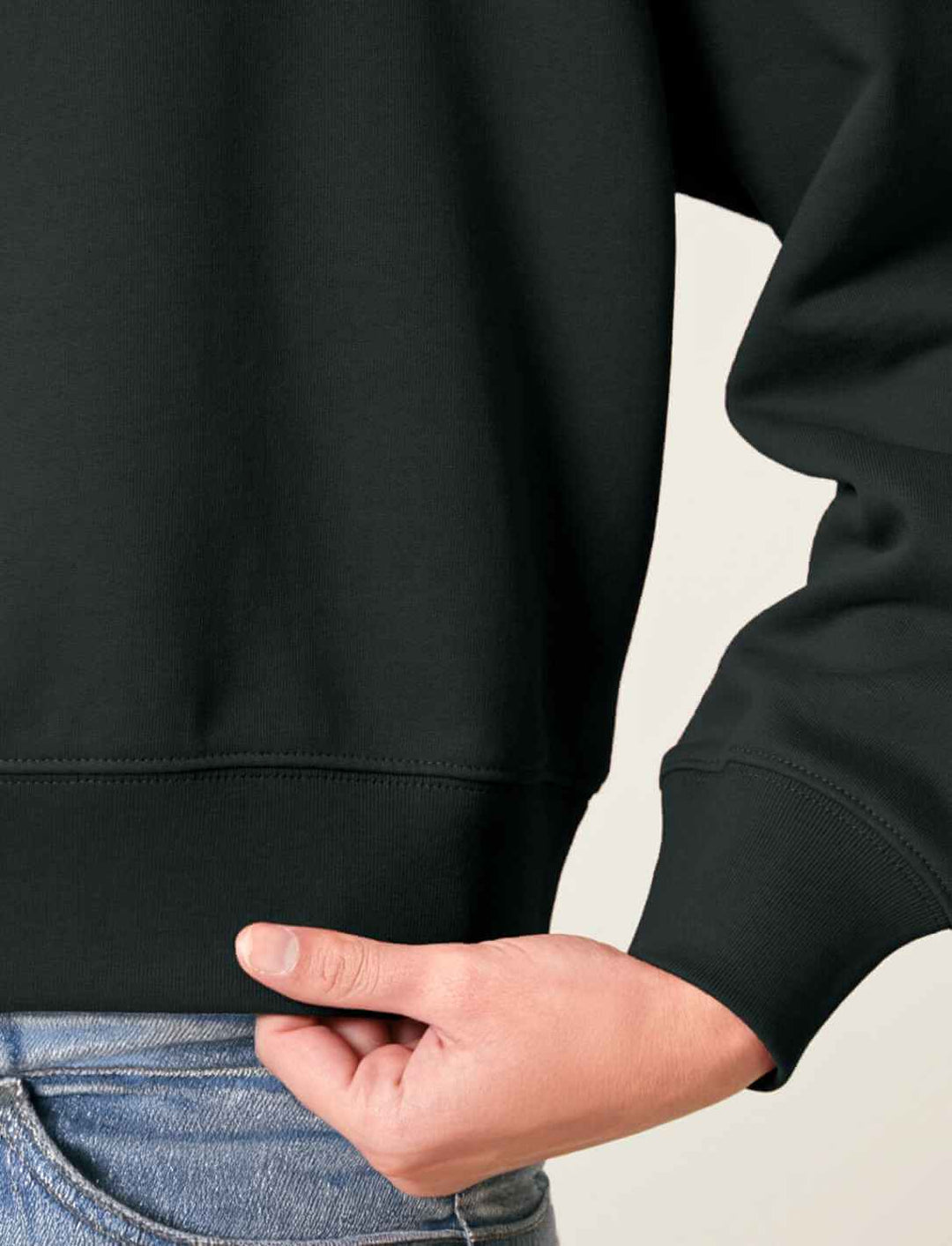 Damen Organic Boxcut Hoodie in schwarz, fotografiert am unteren Saum und am Ärmel