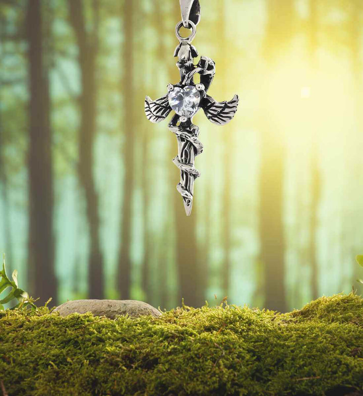 Dolch der Treue – Herz-Dolch aus 925 Sterling Silber auf Wald- oder Mooshintergrund