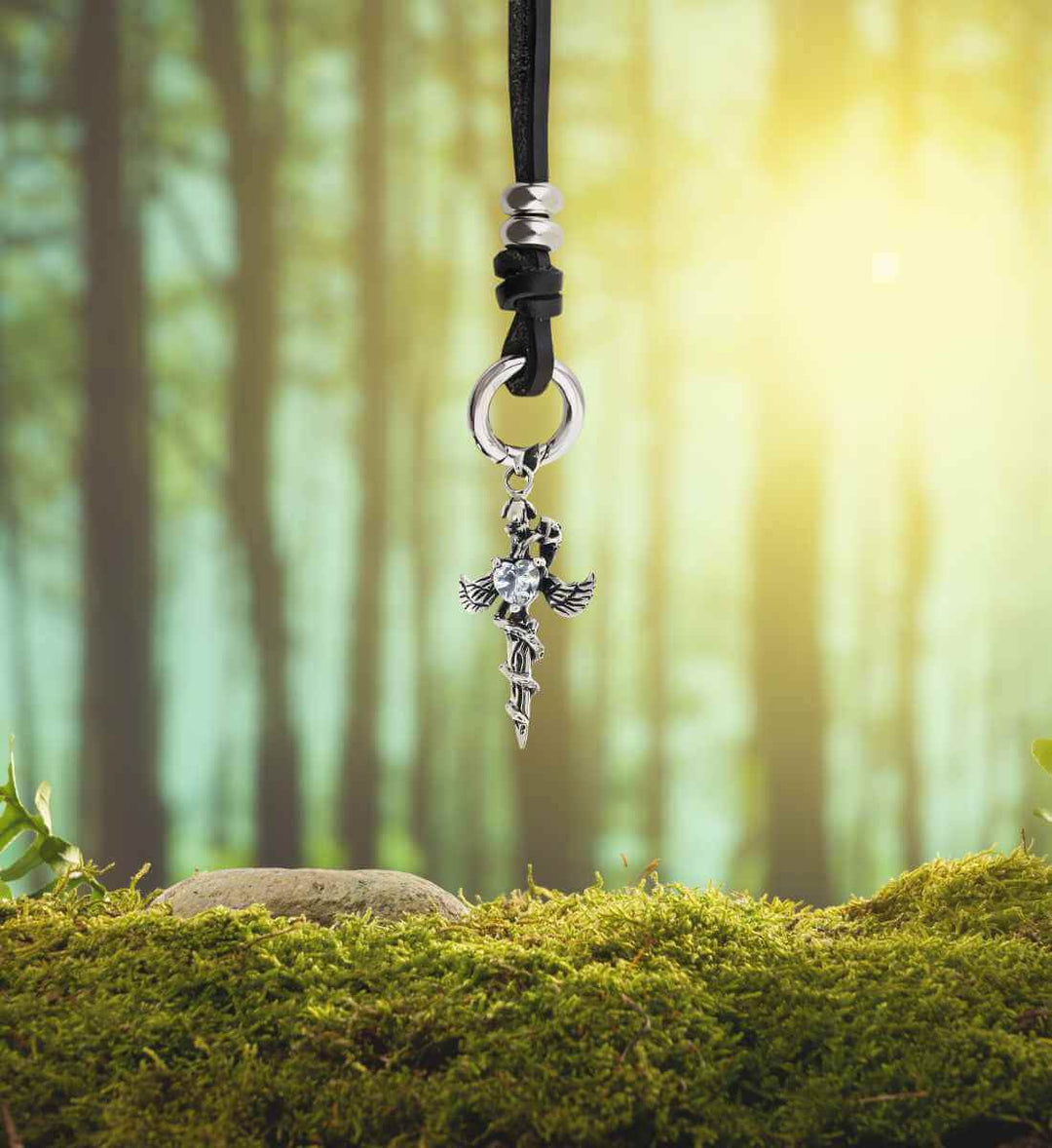 Dolch der Treue – Herz-Dolch aus 925 Sterling Silber mit Band des Waldläufers, Lederkette mit Öffnungsclip