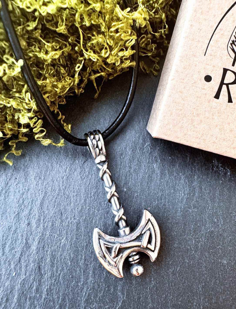 Edelstahl-Anhänger „Doppelklinge von Skarn“ auf Moos mit Runental-Box