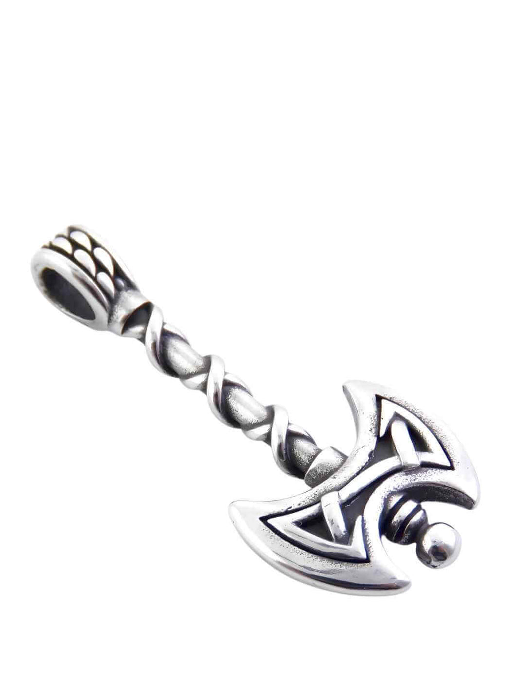 Detailaufnahme des Amuletts „Doppelklinge von Skarn“ freigestellt