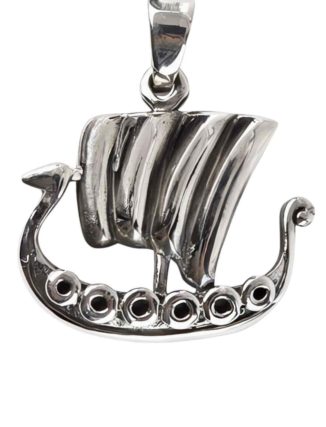 Drachenboot des Nordens Anhänger in 925 Sterling Silber auf weißem Hintergrund