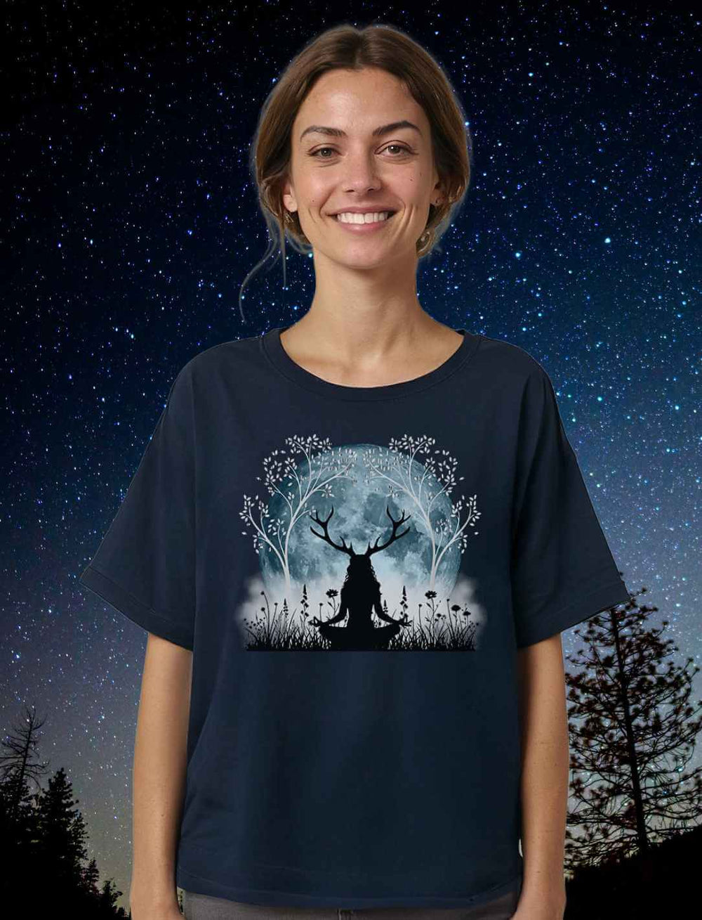 Model trägt das Damen Relaxed Shirt „Druidin der silbernen Wälder“ in French Navy vor einem Sternenhimmel. Das magische Motiv vereint Naturverbundenheit und mystische Symbolik.