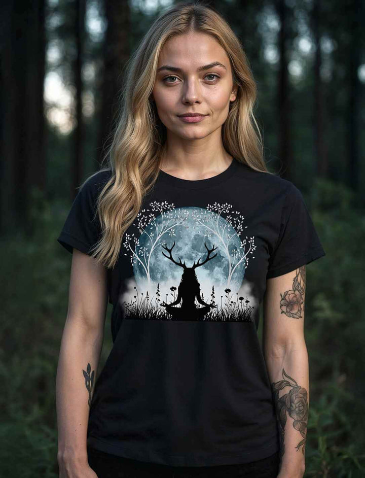 Junge Frau rägt das Organic Shirt „Druidin der silbernen Wälder“ in Schwarz vor einem geheimnisvollen Waldhintergrund.