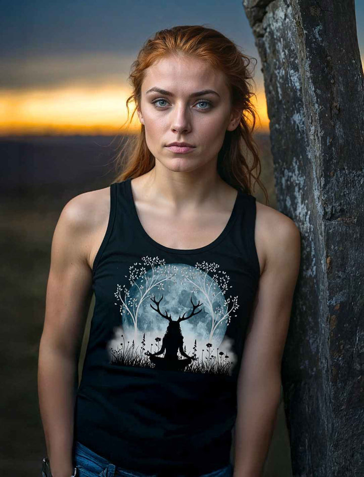 Frau trägt Runental Damen Tank Top „Druidin der silbernen Wälder“ mit mystischem Mond- und Baum-Motiv bei Sonnenuntergang