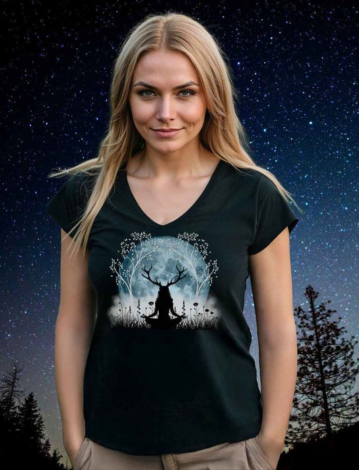 Model trägt das Organic V-Neck Shirt „Druidin der silbernen Wälder“ mit mystischem Baum- und Mondmotiv unter Sternenhimmel