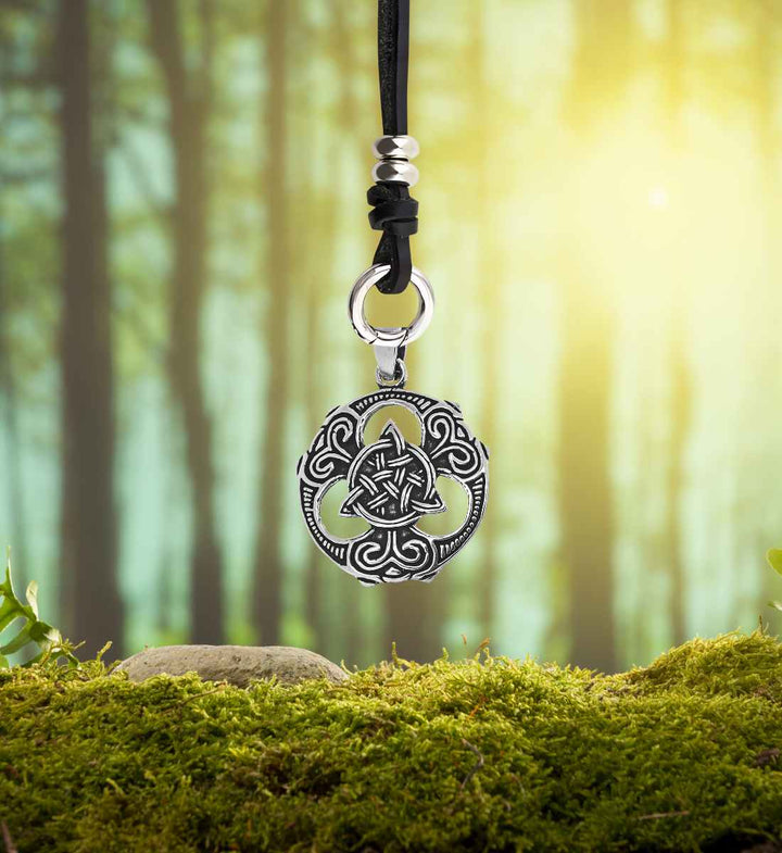 Druidischer Lebensknoten Anhänger am 'Band des Waldläufers' – Der Anhänger, aufgereiht an einem rustikalen Lederband, ruft die Tradition der Druiden hervor, die in tiefem Einklang mit den Wäldern standen.