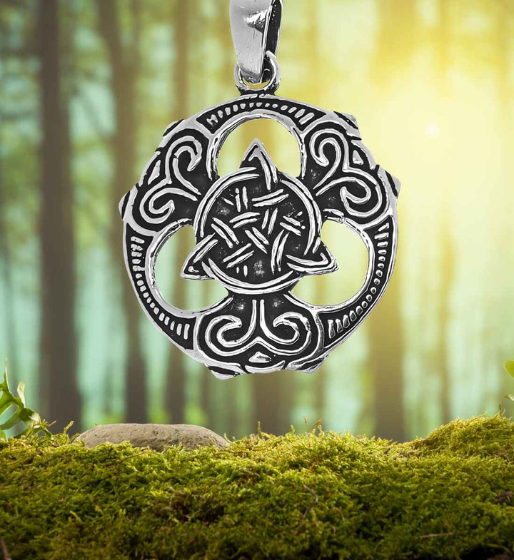 Druidischer Lebensknoten Anhänger auf einem Moos-/Waldhintergrund – Der Anhänger schmiegt sich in die Natur ein und erinnert an die uralte Verbindung zwischen den Druiden und der Erde, die sie verehrten und aus der sie ihr Wissen schöpften.