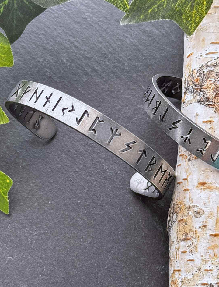 Edelstahl Armreif mit 24 Runen des Älteren Futhark, platziert auf Birkenholz, Runental Schmuckstück mit nordischer Gravur