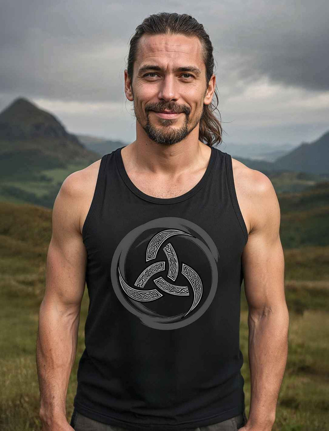 Männliches Model trägt schwarzes Herren-Tanktop mit keltischer Triquetra in den Highlands – Design: Echo der Triquetra