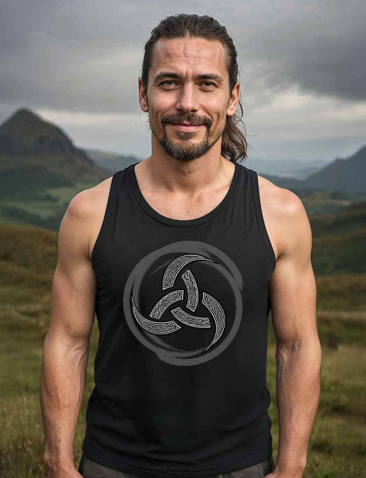 Männliches Model trägt schwarzes Herren-Tanktop mit keltischer Triquetra in den Highlands – Design: Echo der Triquetra