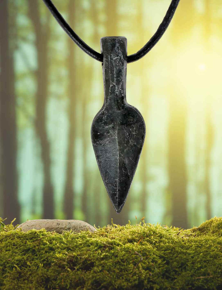 Das Eisenspeer von Asgard Amulett, ein handgeschmiedetes Speer-Amulett aus Eisen, schwebt vor einer nebligen Waldszene â ein Symbol fĂŒr Entschlossenheit und die Macht der alten Götter.