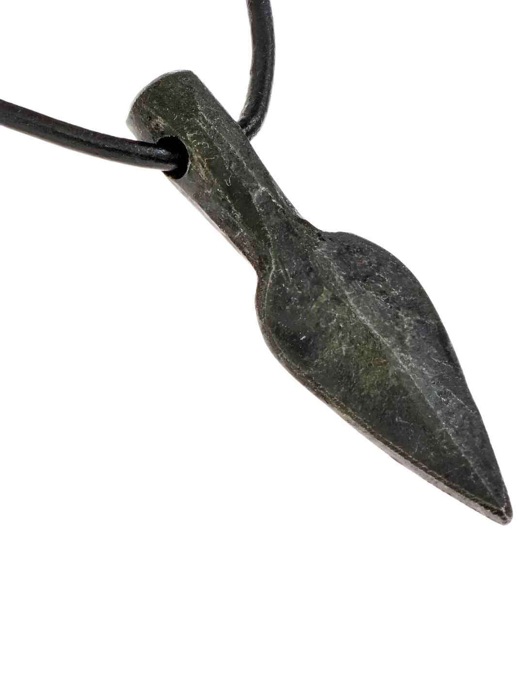 Detailaufnahme des Eisenspeer von Asgard Amuletts, kunstvoll aus einem StĂŒck Eisen geschmiedet, mit rauer OberflĂ€che und authentischem Wikinger-Stil.