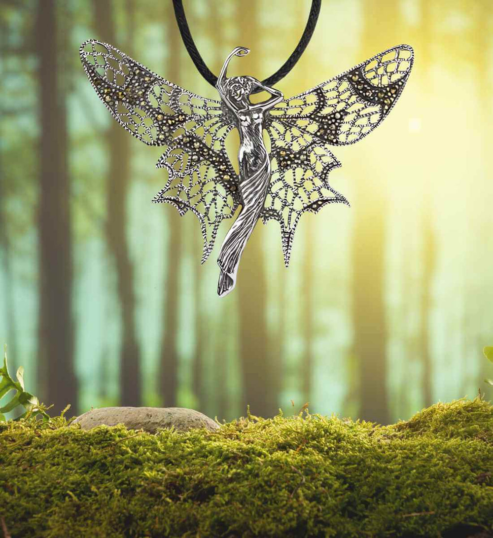 "Elfenglanz" Anhänger aus 925er Sterling Silber auf Moos/Wald Hintergrund.