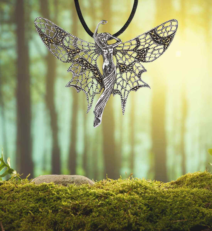 "Elfenglanz" Anhänger aus 925er Sterling Silber auf Moos/Wald Hintergrund.